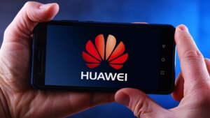 Persona utilizando un Huawei G Elite Plus para aprovechar los mejores trucos y consejos.